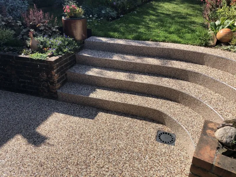Terrasse et escalier en granulats de marbre